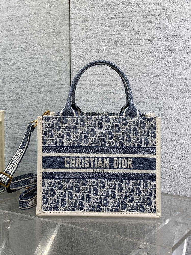 A bag Dior Tote 26 cm
