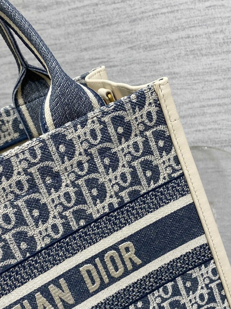 A bag Dior Tote 26 cm фото 3