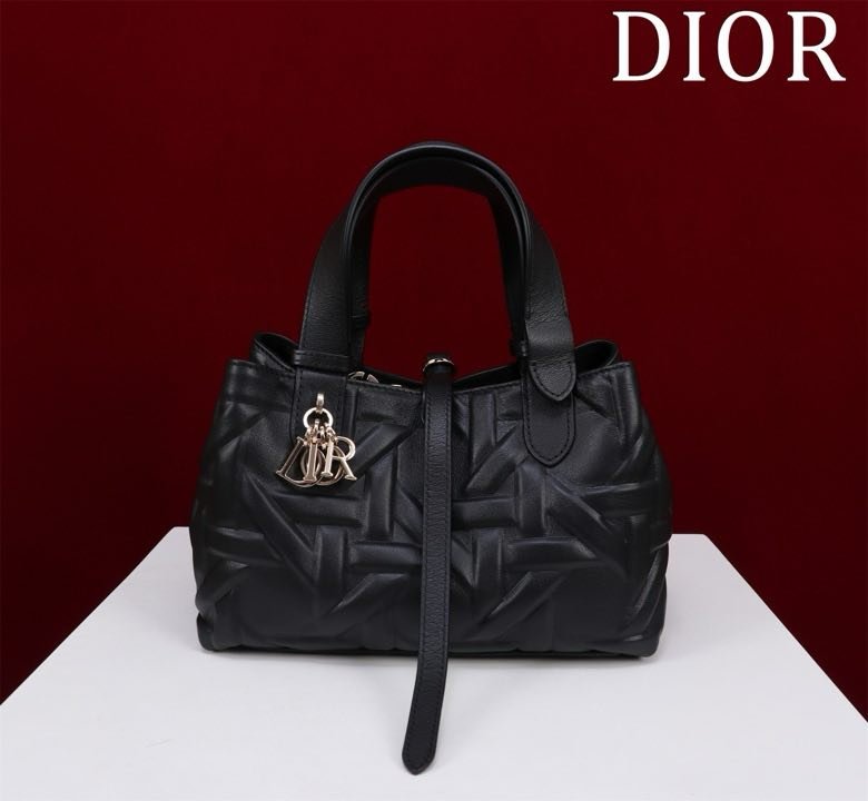 Сумка Dior Toujours из кожи с узором Macrocannage 23 см фото 7