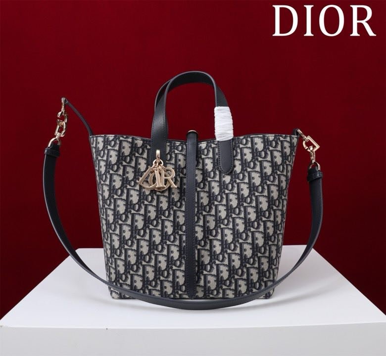 Сумка Dior Toujours из кожи с узором Macrocannage 24 см