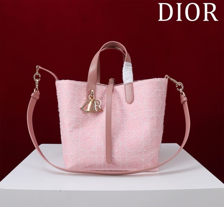 Сумка Dior Toujours из кожи с узором Macrocannage 24 см