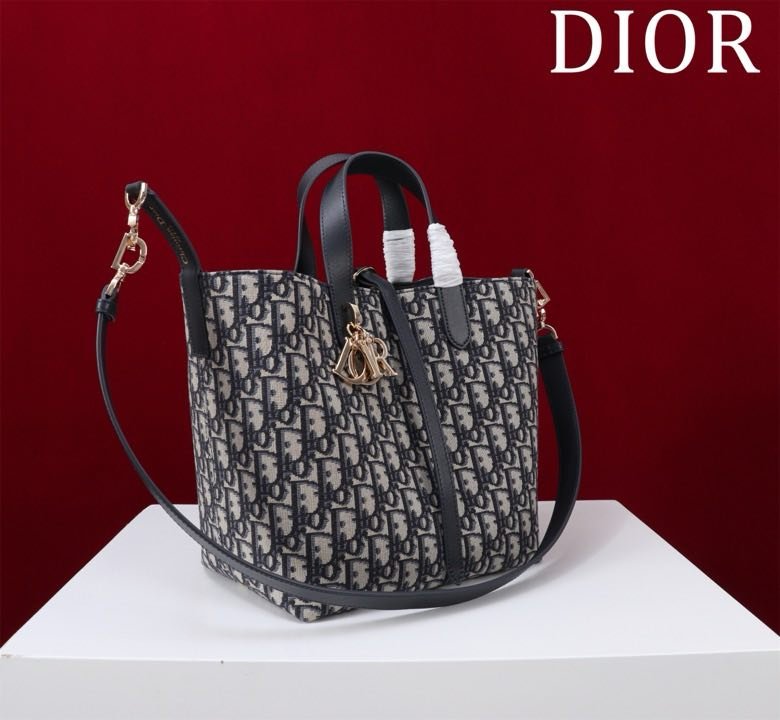 Сумка Dior Toujours из кожи с узором Macrocannage 24 см фото 3