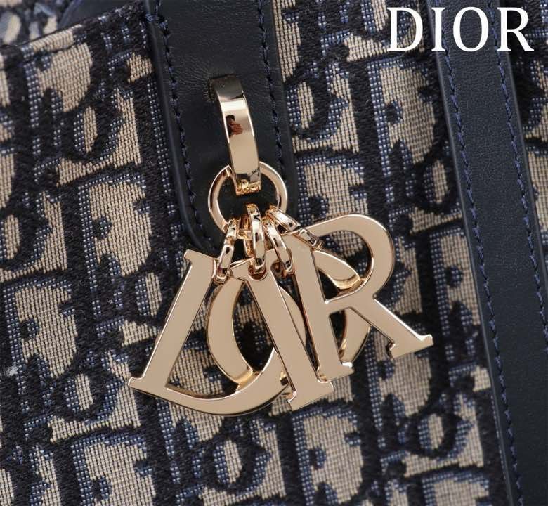 Сумка Dior Toujours из кожи с узором Macrocannage 24 см фото 6