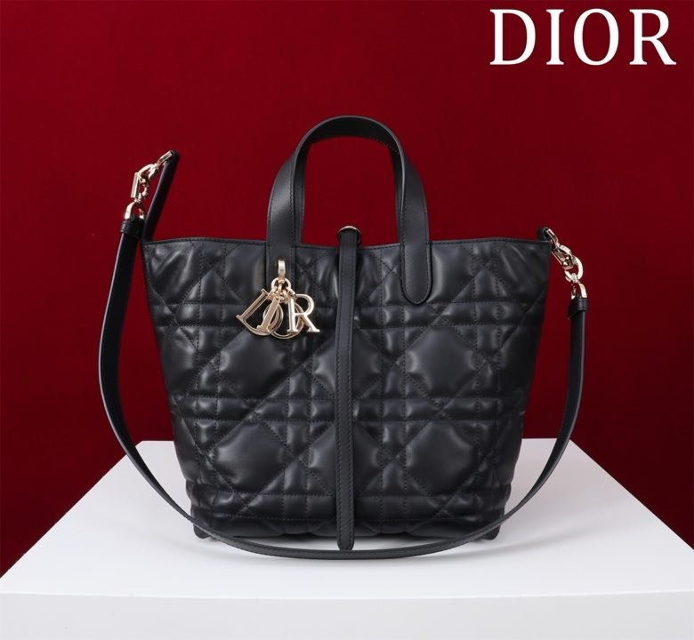 Сумка Dior Toujours из кожи с узором Macrocannage 25 см