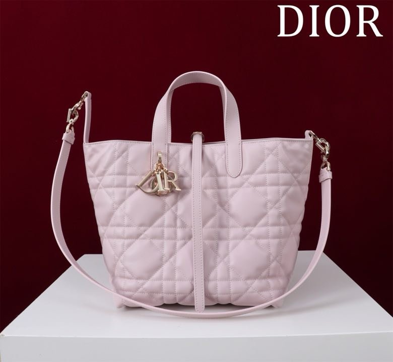 Сумка Dior Toujours из кожи с узором Macrocannage 25 см