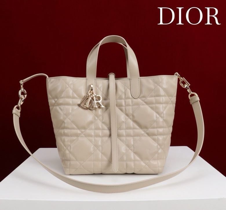 Сумка Dior Toujours из кожи с узором Macrocannage 25 см