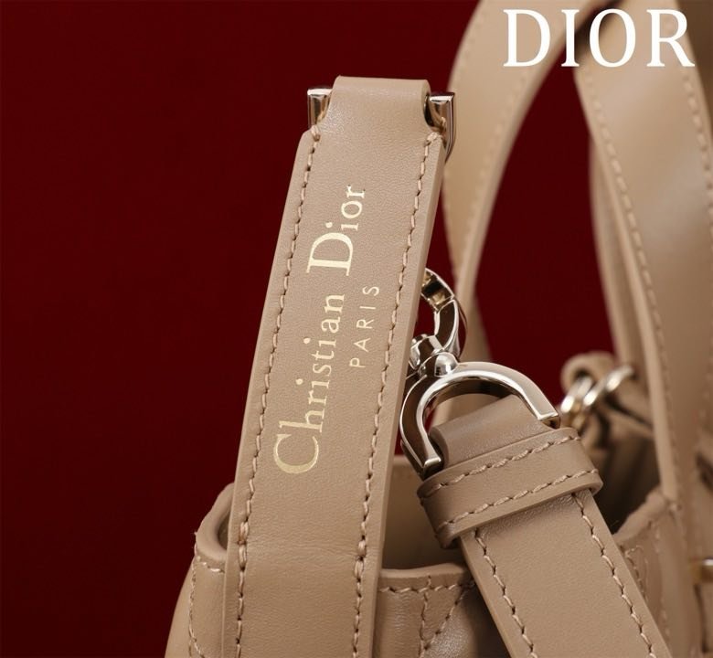 Сумка Dior Toujours из кожи с узором Macrocannage 25 см фото 8