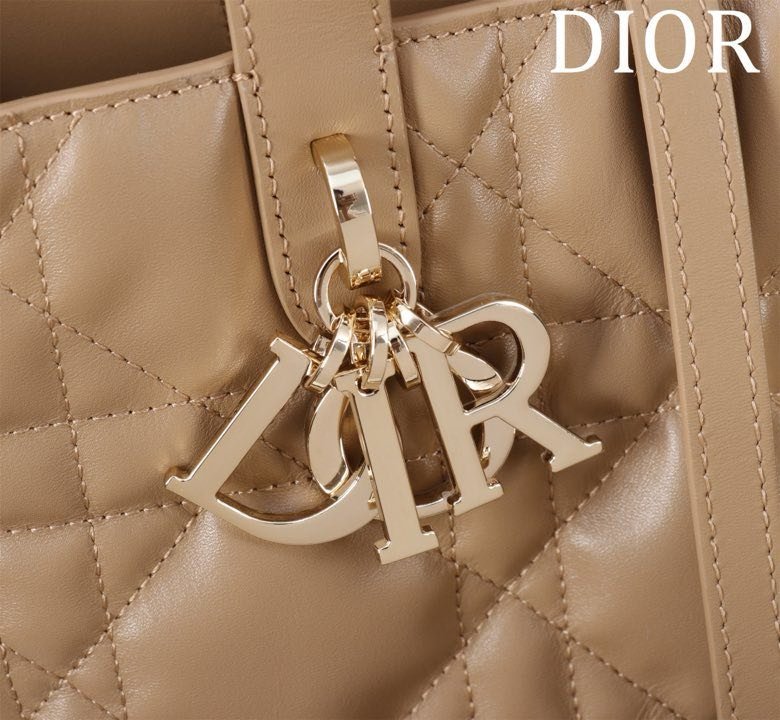 Сумка Dior Toujours из кожи с узором Macrocannage 25 см фото 9