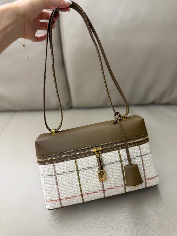 Сумка Extra Bag L27 с клетчатым узором цвета хаки