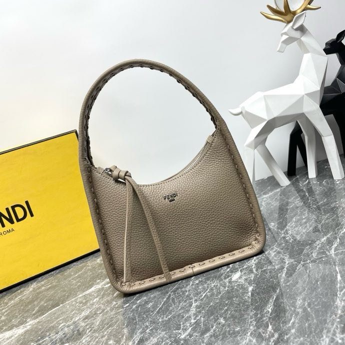A bag Fendessence 20 cm