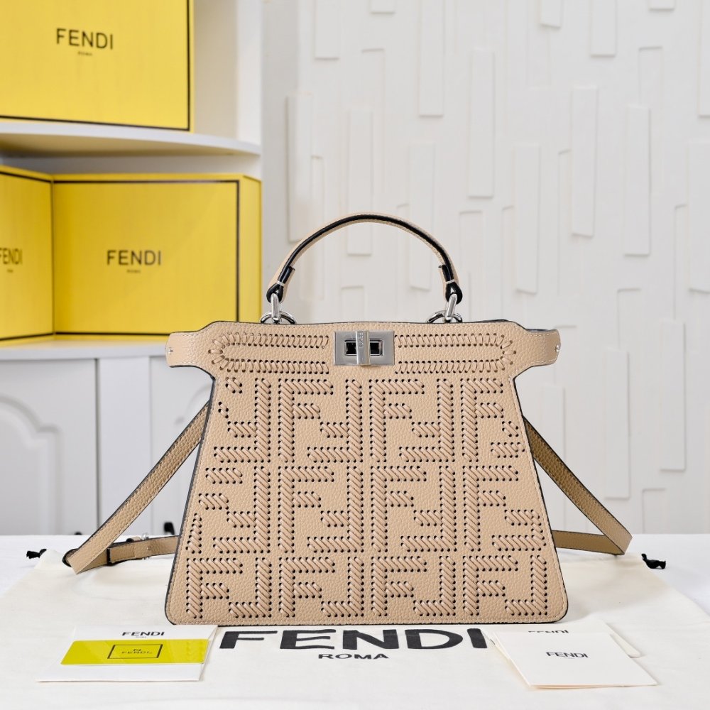A bag Fendi Peekaboo Iseeu 27 cm