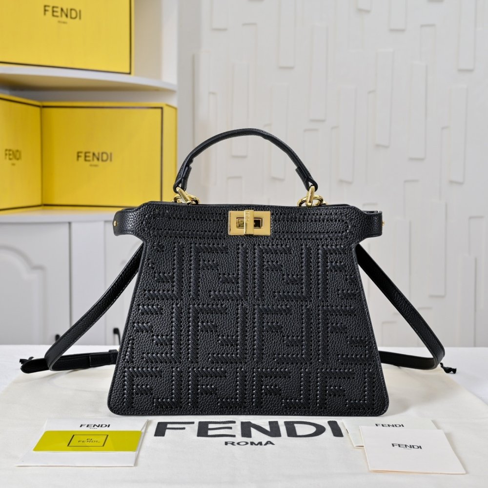 A bag Fendi Peekaboo Iseeu 27 cm