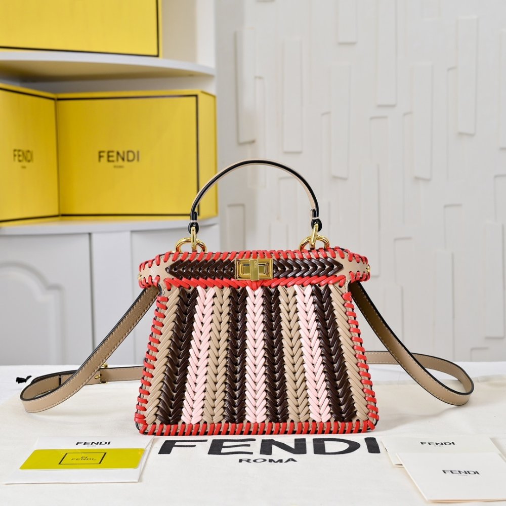 A bag Fendi Peekaboo Iseeu 27 cm