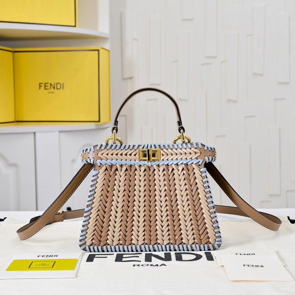 A bag Fendi Peekaboo Iseeu 27 cm