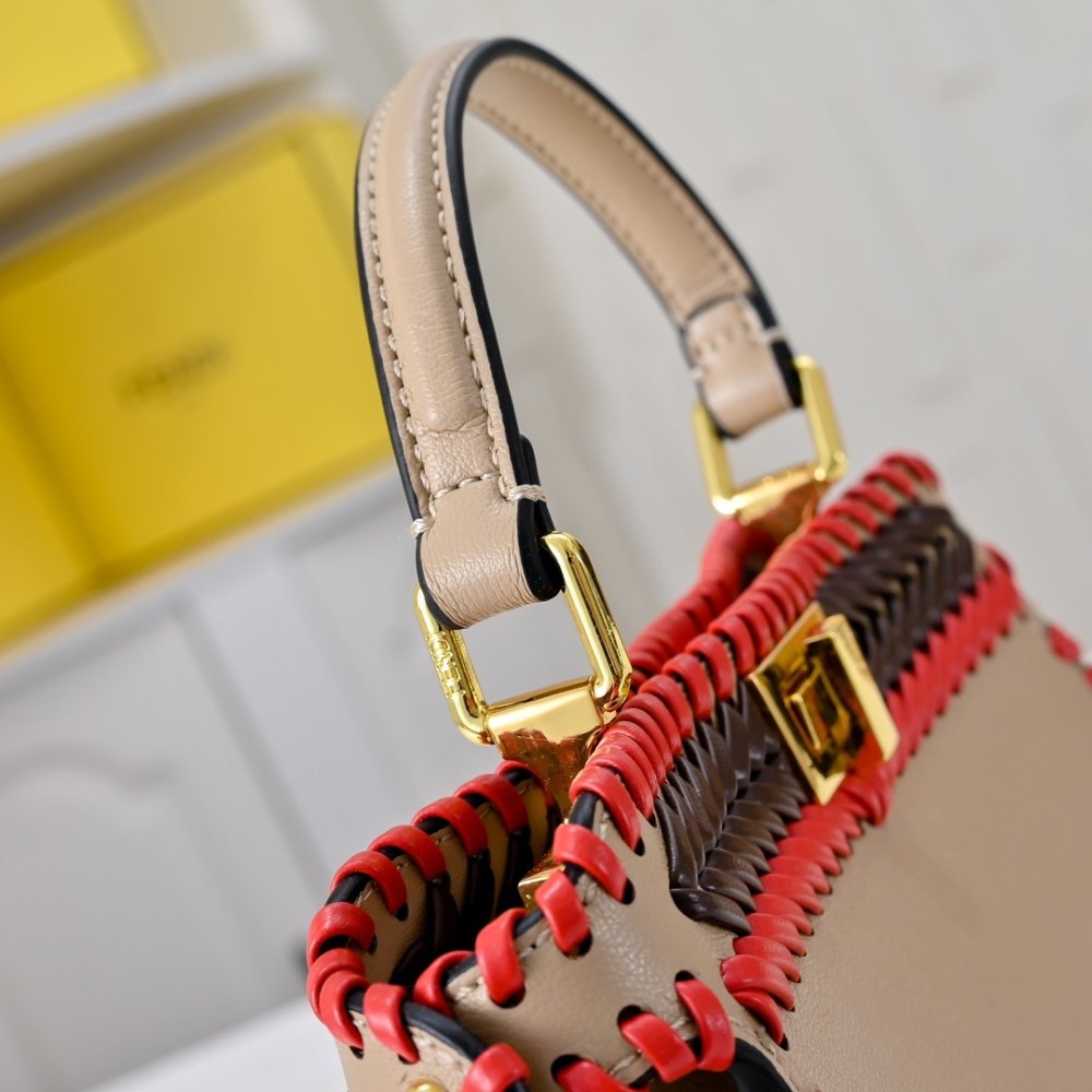 A bag Fendi Peekaboo Iseeu 27 cm фото 4