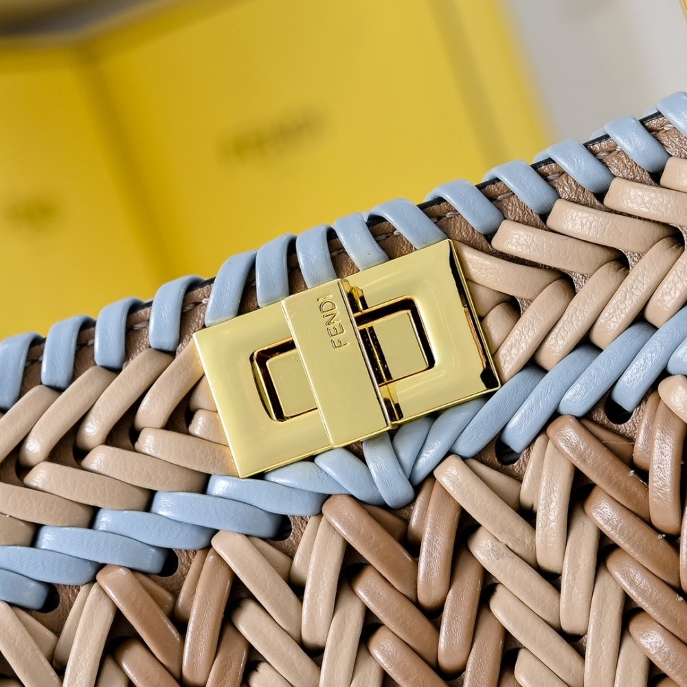 A bag Fendi Peekaboo Iseeu 27 cm фото 4