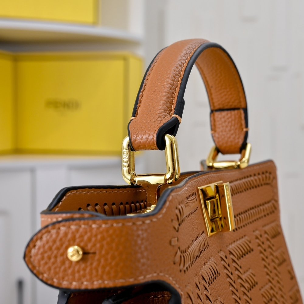 Сумка Fendi Peekaboo Iseeu 27 см фото 5