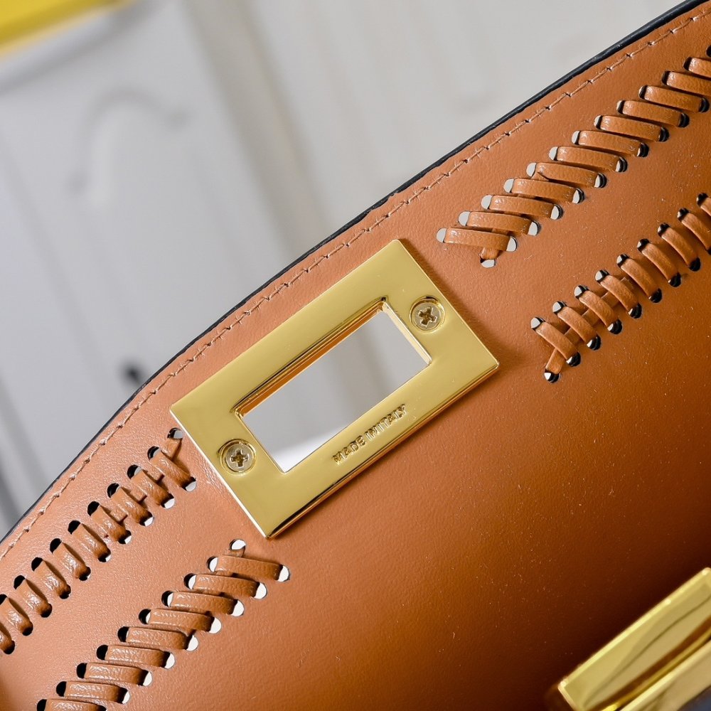 Сумка Fendi Peekaboo Iseeu 27 см фото 7