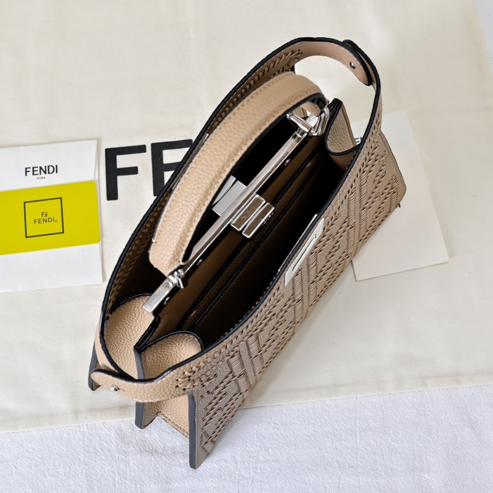 A bag Fendi Peekaboo Iseeu 27 cm фото 9