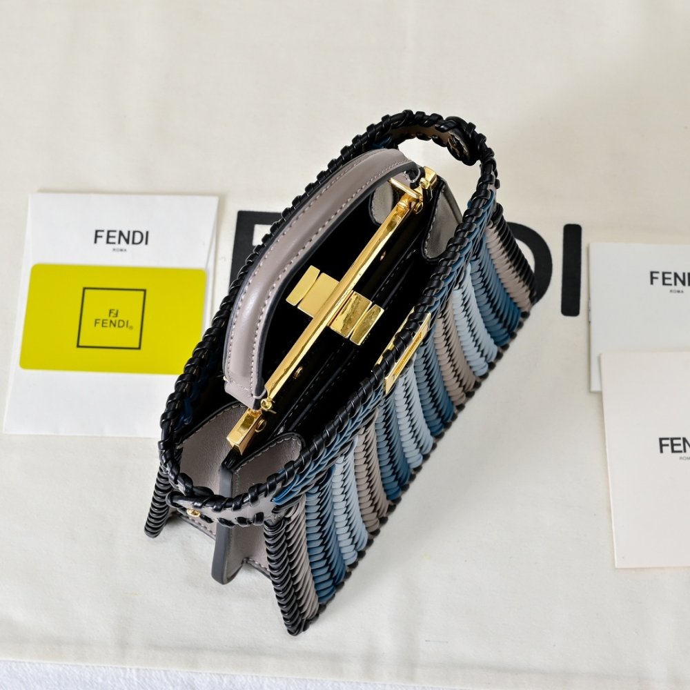 Сумка Fendi Peekaboo Iseeu 27 см фото 9