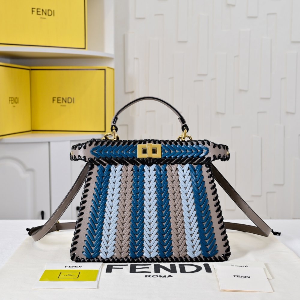 A bag Fendi Peekaboo Iseeu 33 cm