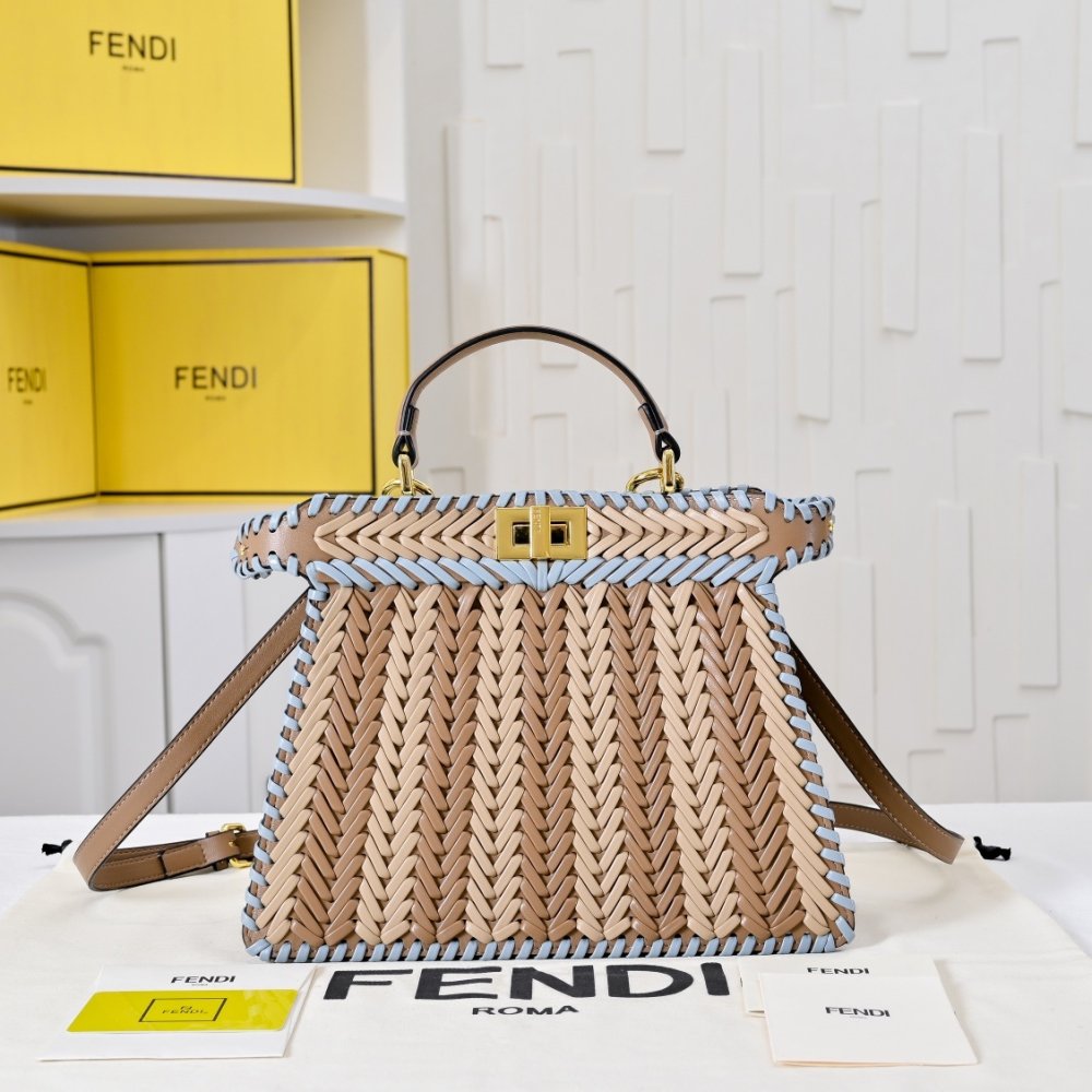 A bag Fendi Peekaboo Iseeu 33 cm