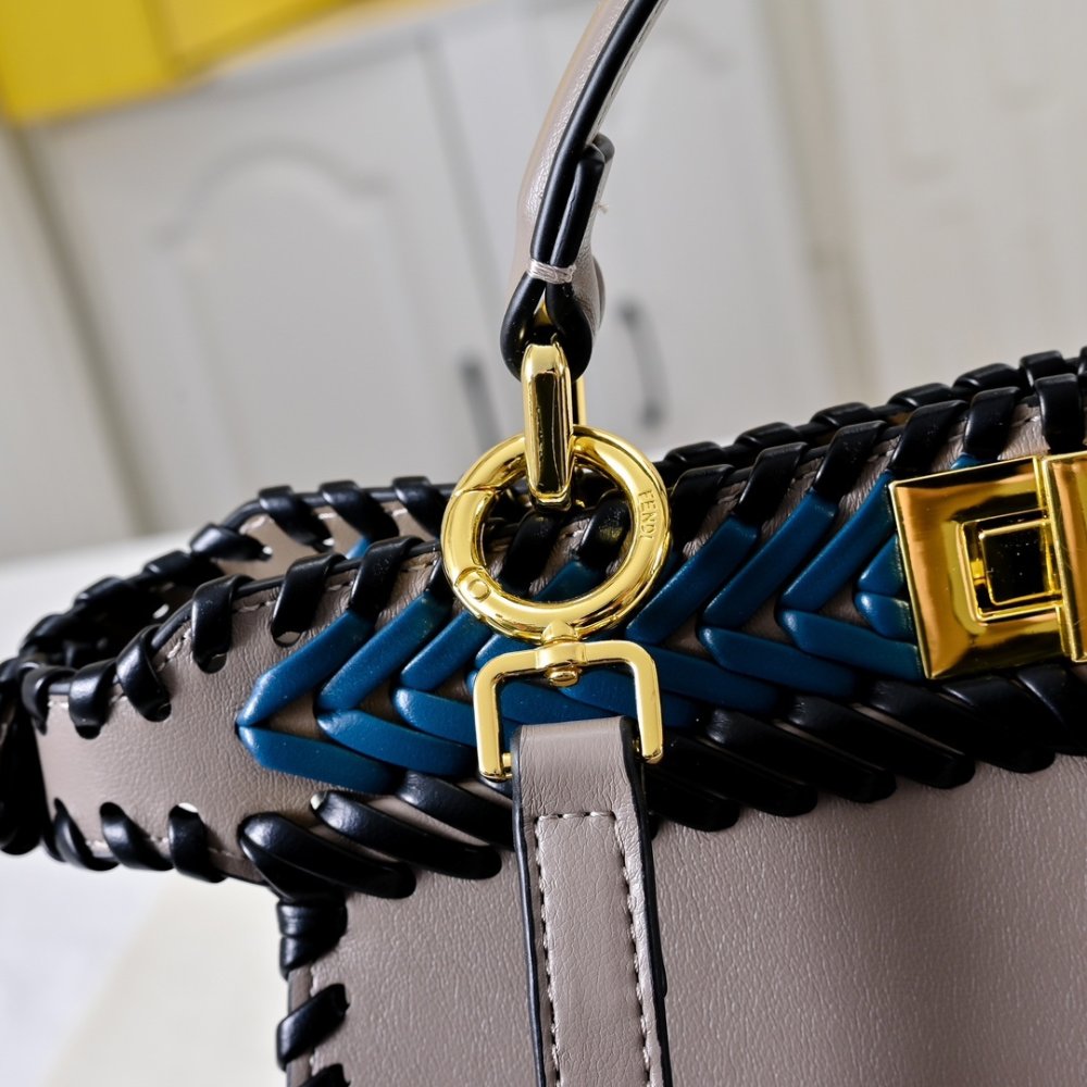 A bag Fendi Peekaboo Iseeu 33 cm фото 3