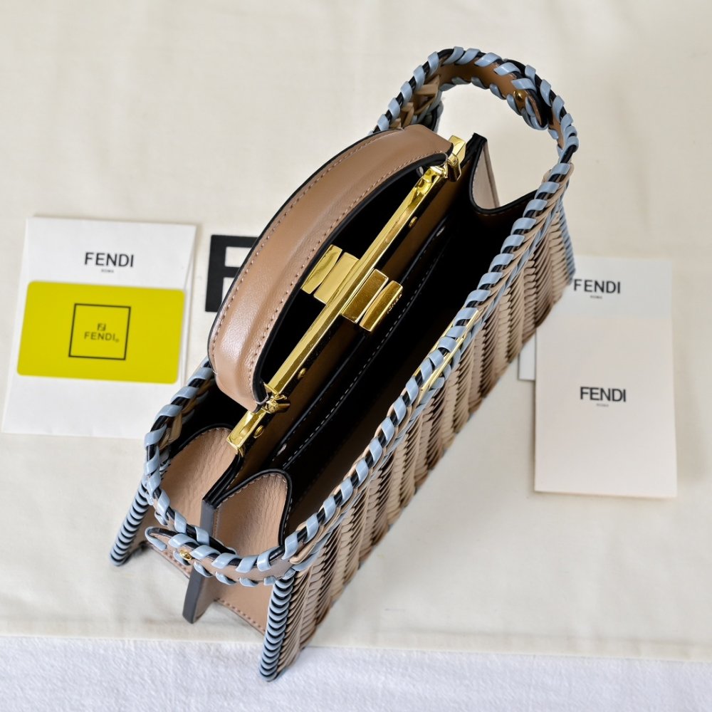 A bag Fendi Peekaboo Iseeu 33 cm фото 4