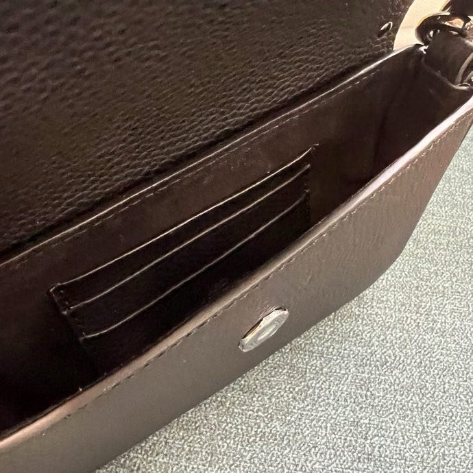 Сумка GARAVANI женская из зернистой кожи с заклёпками 19 см фото 9