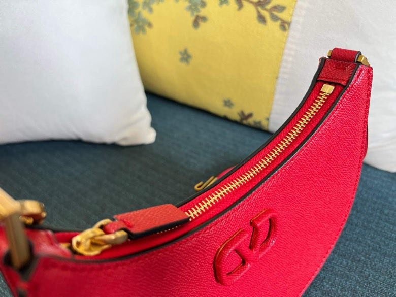 Сумка HOBO VLOGO SIGNATURE кожаная 20 см фото 8