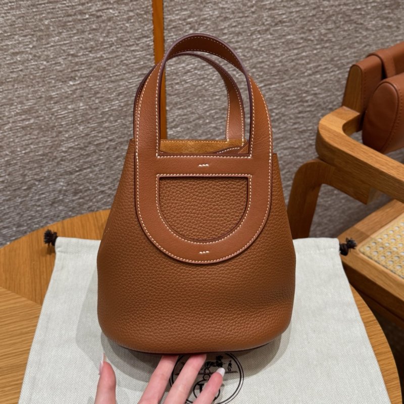 Сумка In The Loop 18 см в коже Clemence