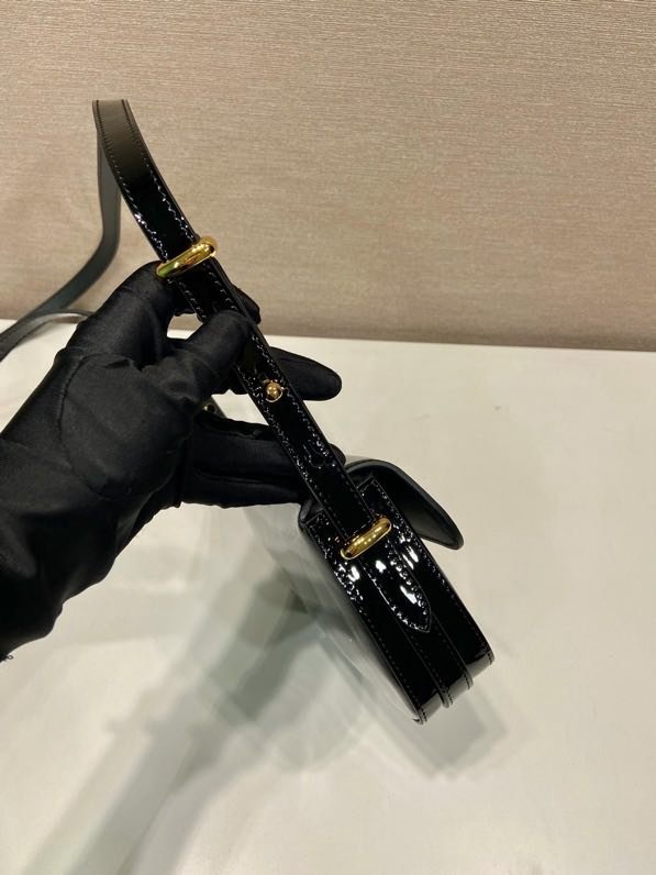 Сумка из лакированной кожи через плечо 20 см фото 9