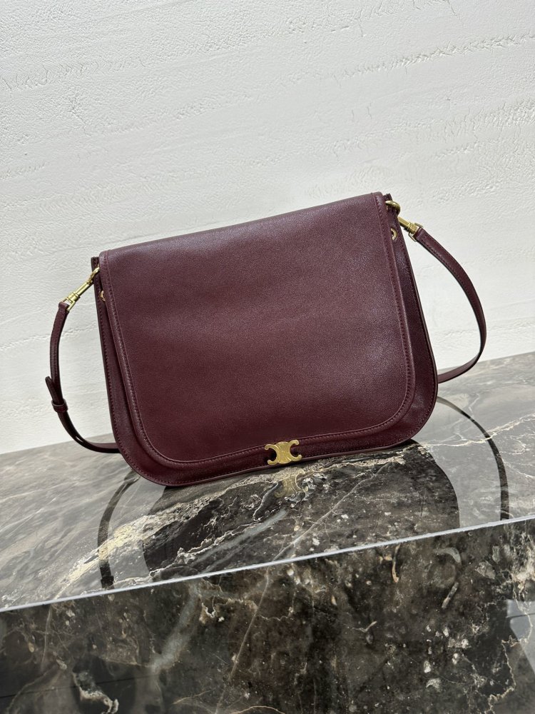 Сумка из мягкой кожи Triomphe Besace 32 см