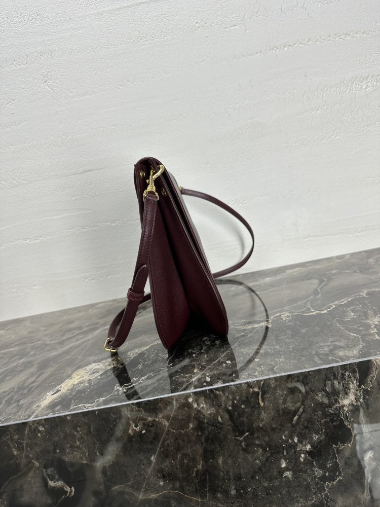 Сумка из мягкой кожи Triomphe Besace 32 см фото 5