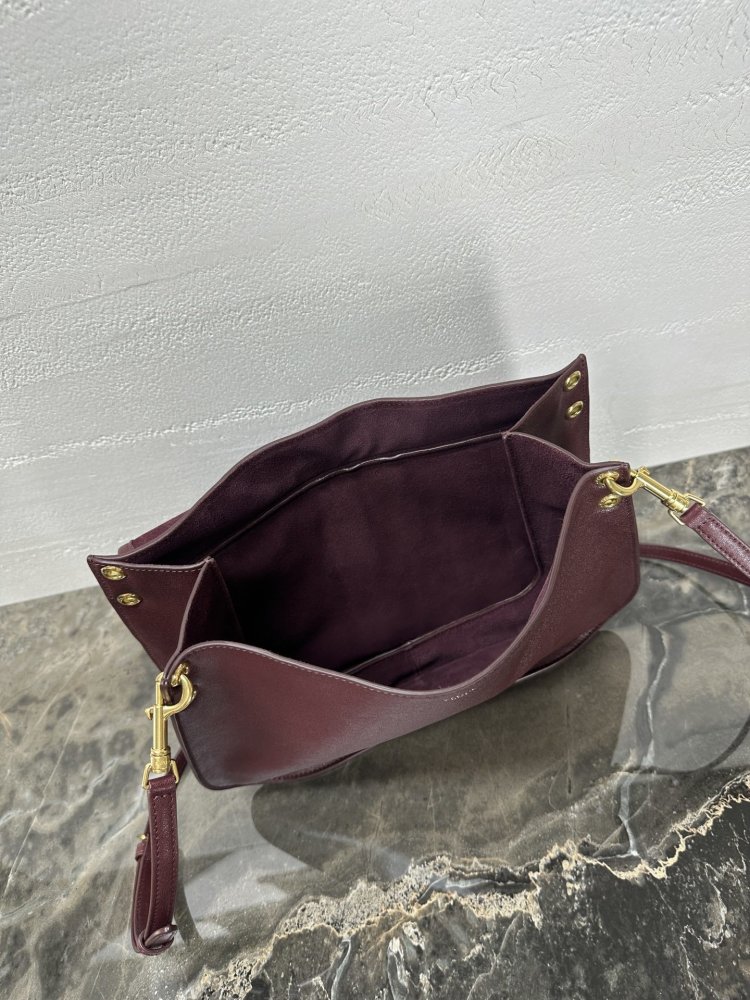 Сумка из мягкой кожи Triomphe Besace 32 см фото 8