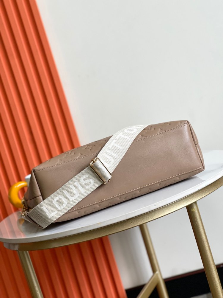 Сумка хобо Coussin кожаная 38 см фото 9