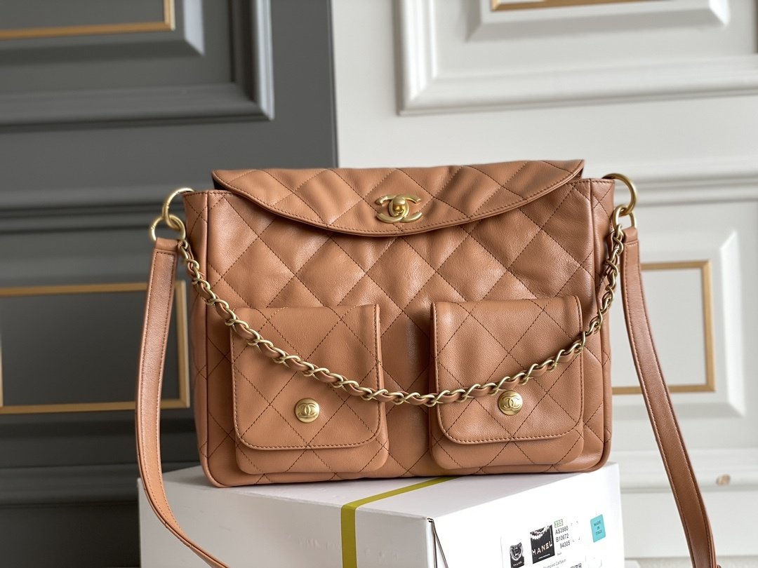 Сумка хобо кожаная Chanel 24P 30 см