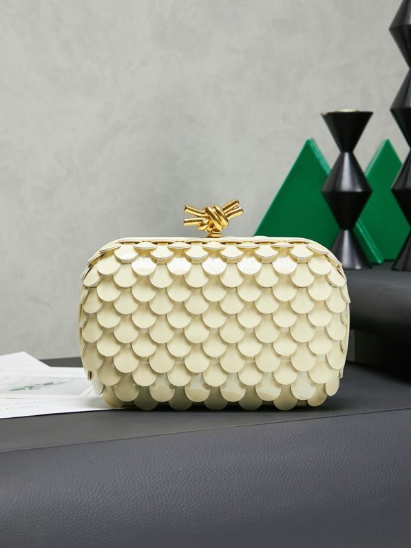A bag clutch Intrecciato Knot 20 cm