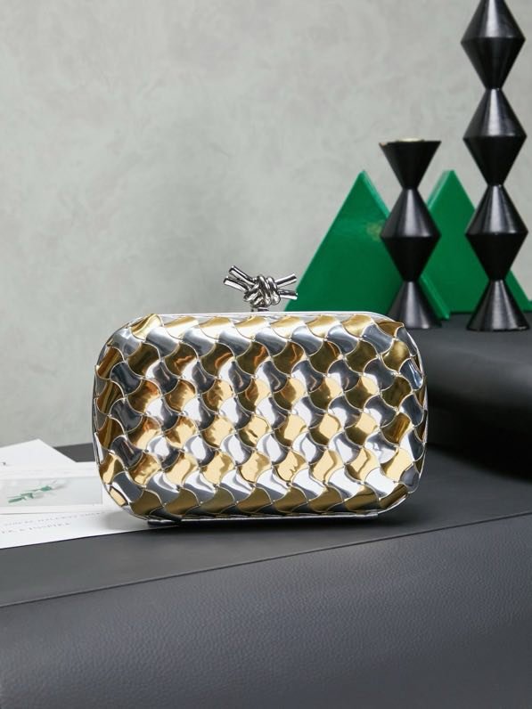 Сумка клатч Intrecciato Knot 20 см