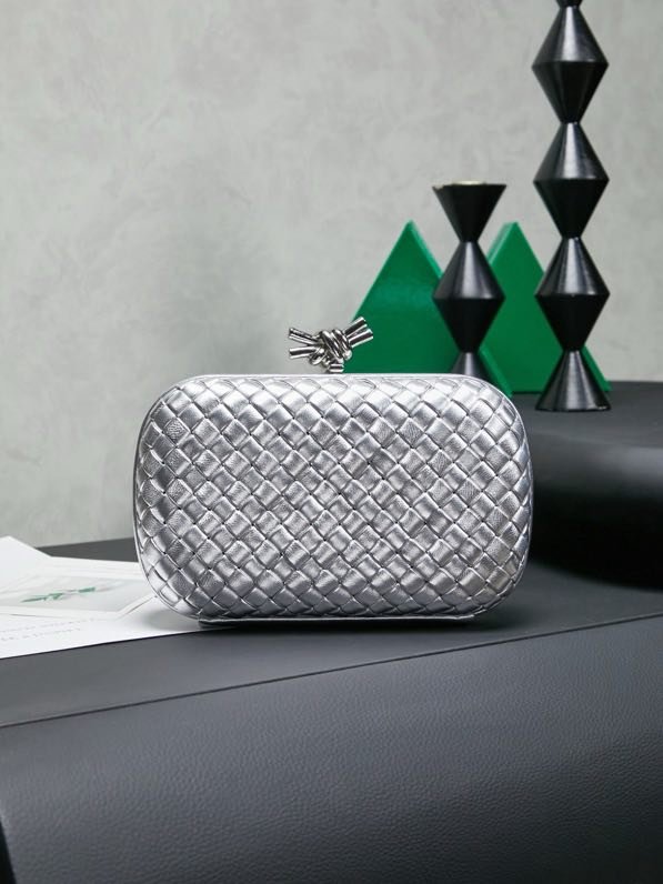 Сумка клатч Intrecciato Knot 20 см