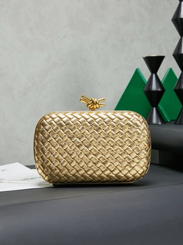 Сумка клатч Intrecciato Knot 20 см