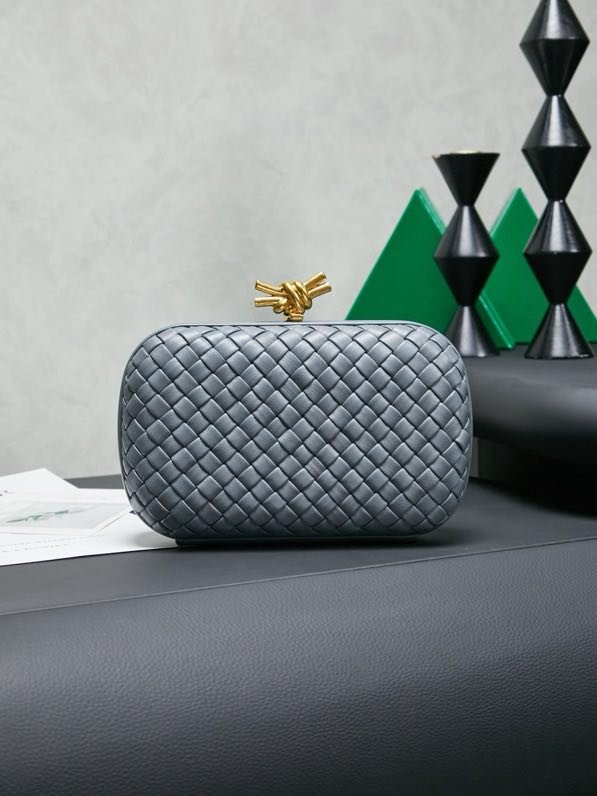 A bag clutch Intrecciato Knot 20 cm