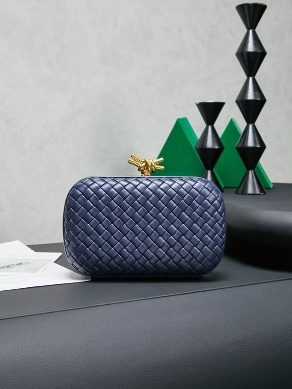 Сумка клатч Intrecciato Knot 20 см