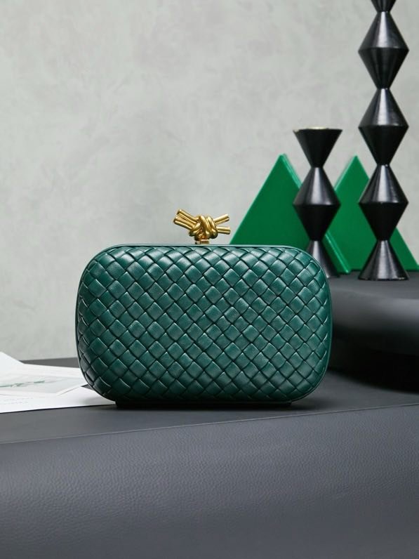 Сумка клатч Intrecciato Knot 20 см