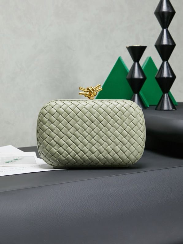 A bag clutch Intrecciato Knot 20 cm