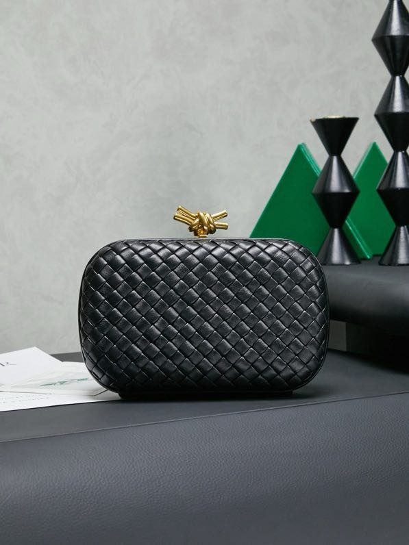 Сумка клатч Intrecciato Knot 20 см