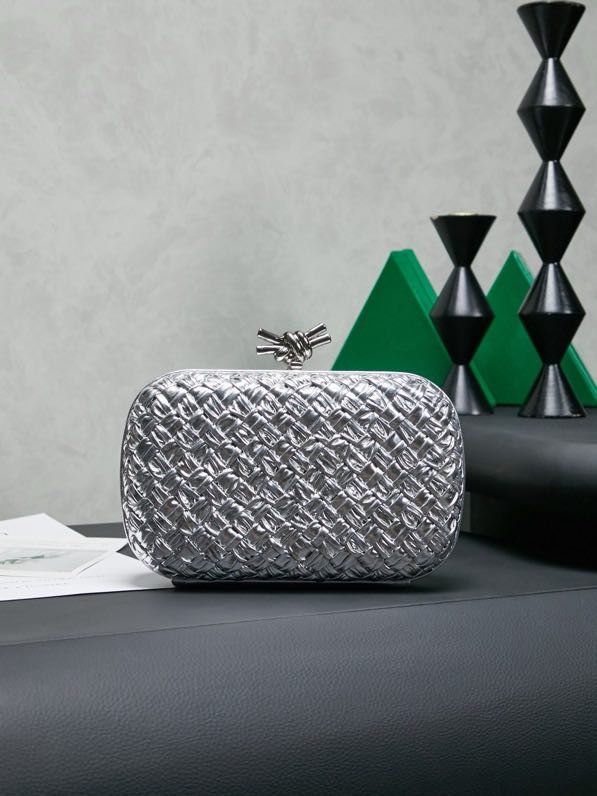 Сумка клатч Intrecciato Knot 20 см