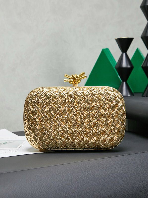 A bag clutch Intrecciato Knot 20 cm