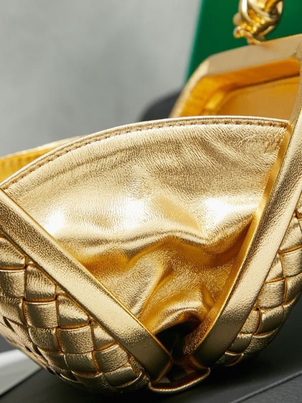 Сумка клатч Intrecciato Knot 20 см фото 4