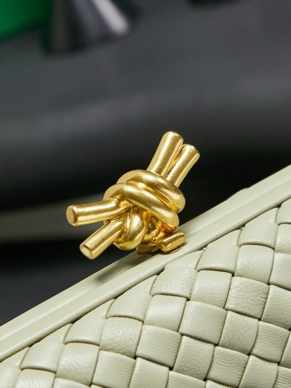A bag clutch Intrecciato Knot 20 cm фото 4